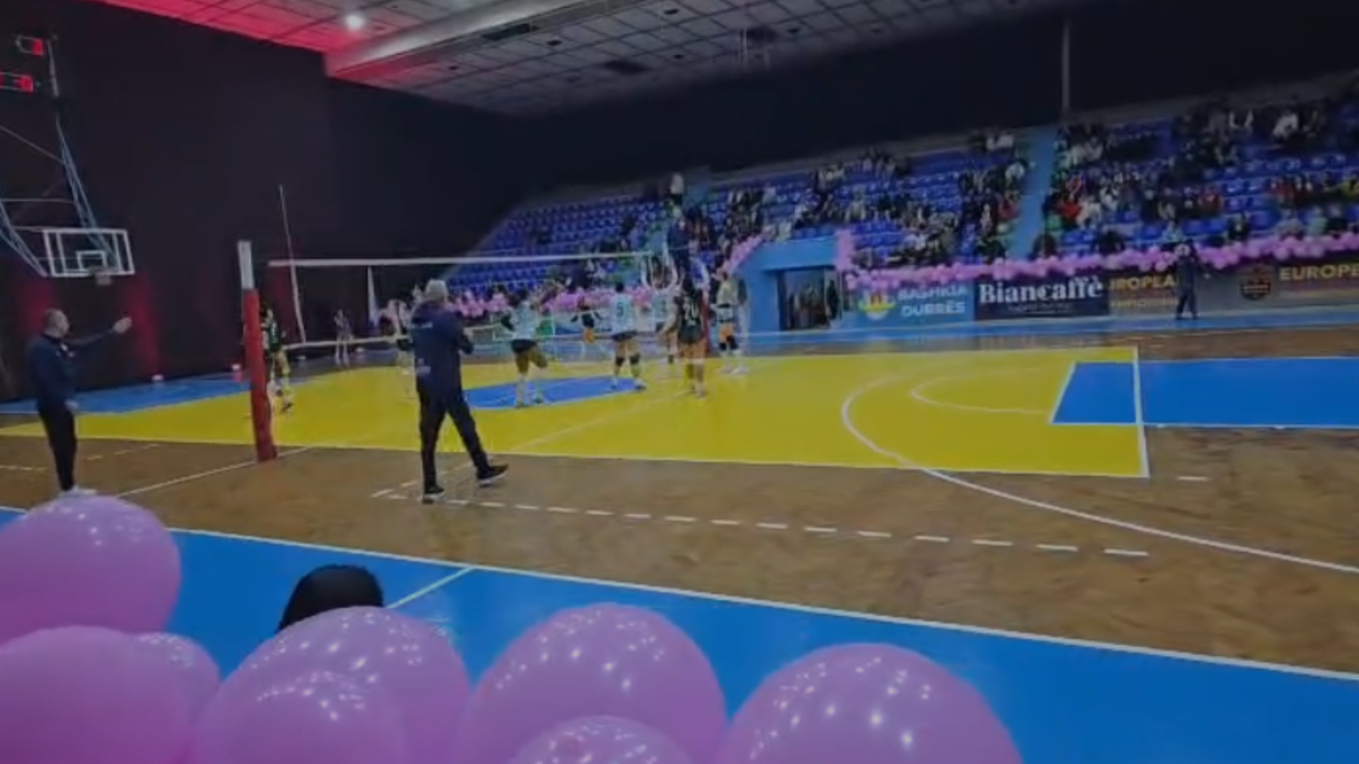 Foto nga burimi: Tetori Rozë sensibilizon sportistet në Durrës, ndeshje volejbolli ndërgjegjësimi për luftën kundër kancerit të gjirit
