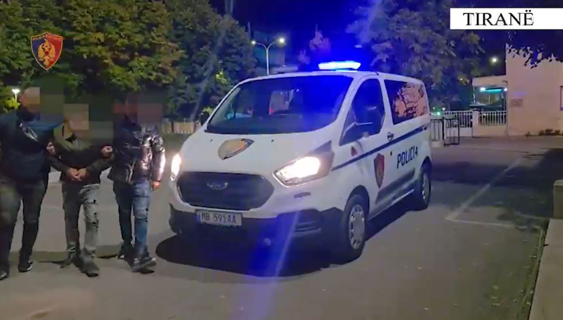 Shpërndarja e drogës pranë shkollave  arrestohen 3 të rinj  në pranga edhe një 41 vjeçar
