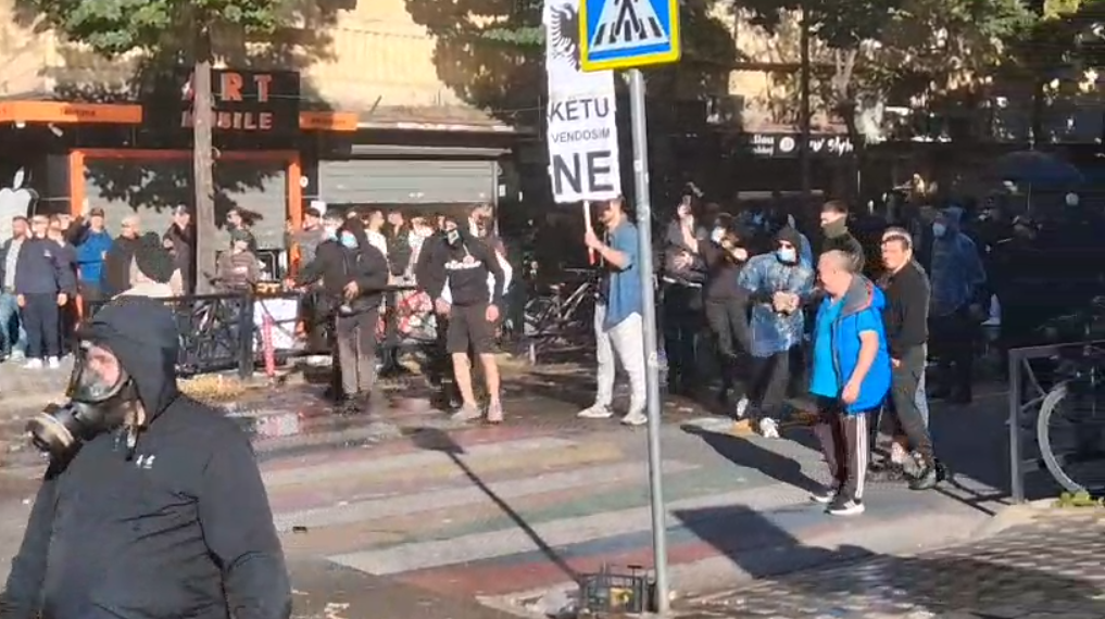 Protestuesit rikthehen pranë Ministrisë së Arsimit, policia përdor ujë me presion dhe gaz lotsjellës, rinisin tensionet