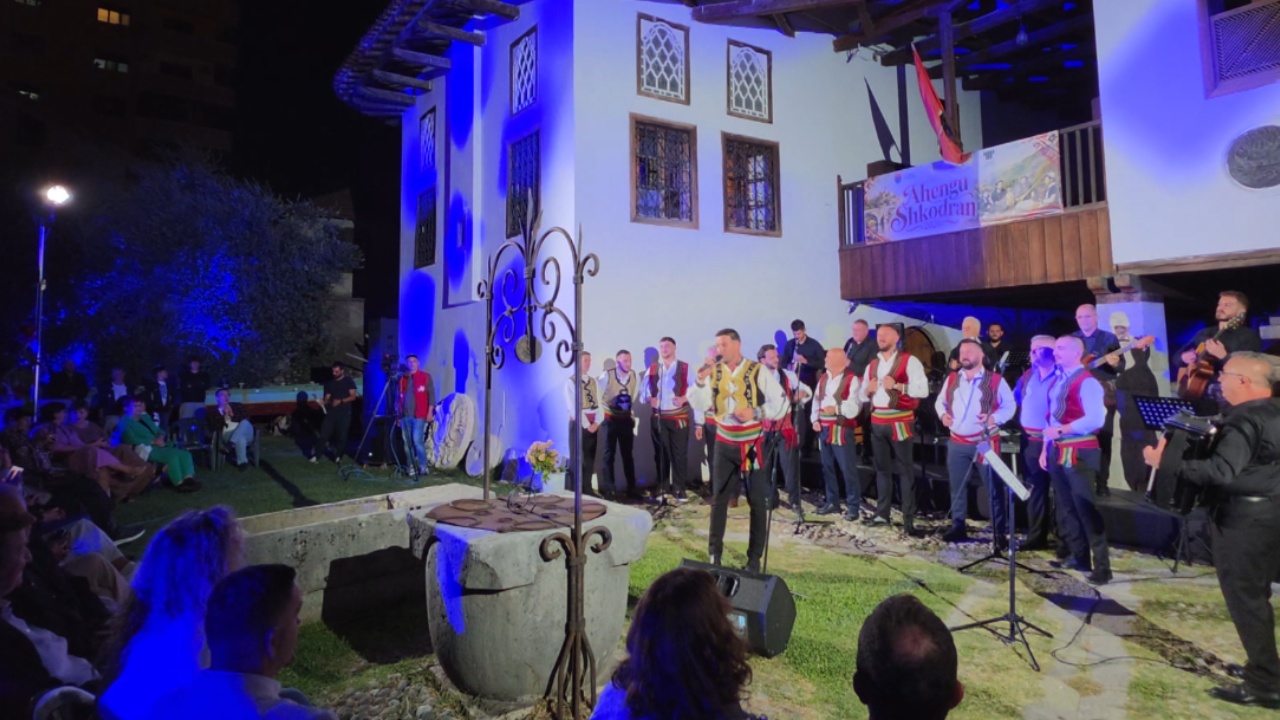 Ahengu shkodran bashkon brezat  Nga 7 në mbi 80 vjeç  këngëtarët sjellin traditën në oborrin e muzeut  Oso Kuka 