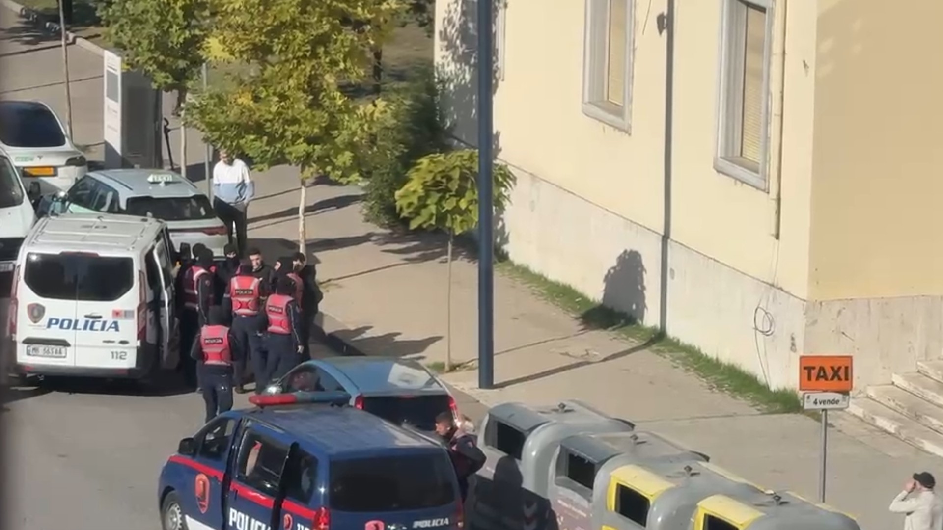 Policia patrullon në rrugët e Tiranës, nisin shoqërimet e para të të rinjvë të dyshuar si protestues të dhunshëm