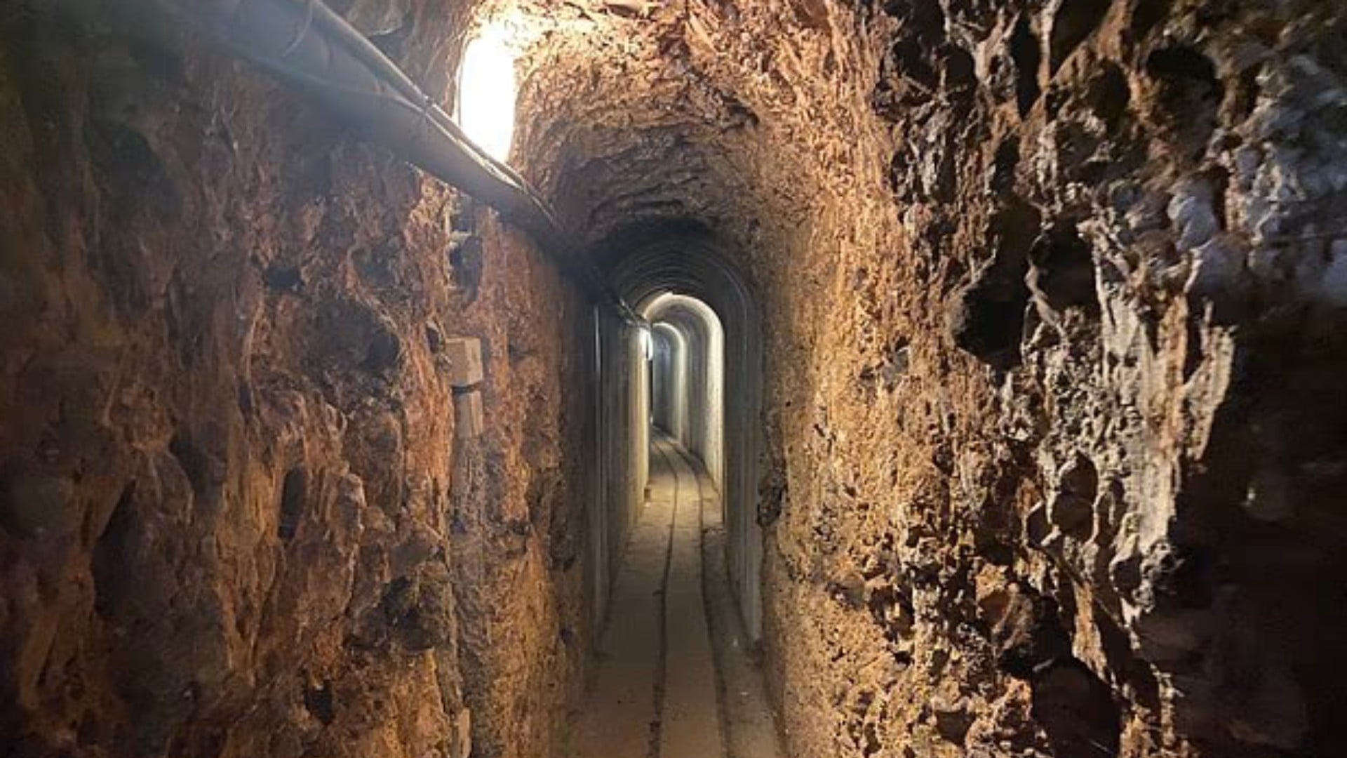 FOTO  Tunele sekrete  dyer të fshehta dhe një hekurudhë nëntokësore  zbulohet historia e shtëpisë me labirintin e jashtëzakonshëm