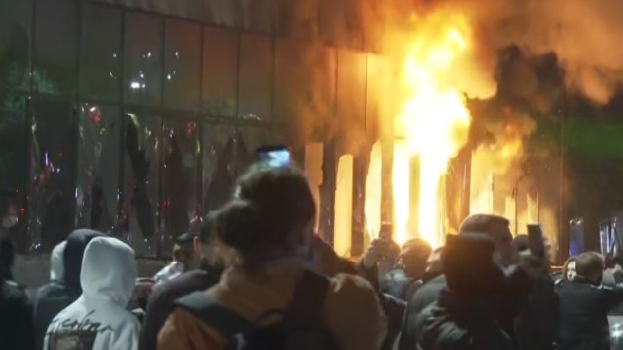 Sulmi në institucionet shtetërore  protestuesit sulmojnë edhe Ministrinë e Drejtësisë