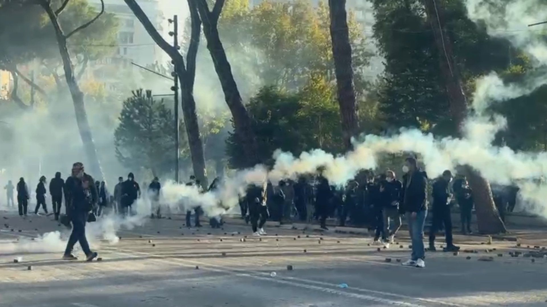 Një grup protestuesish rikthehen pranë Bulevardit  policia hedh disa gaz lotsjellës  mundohet t i largojë edhe me presion uji