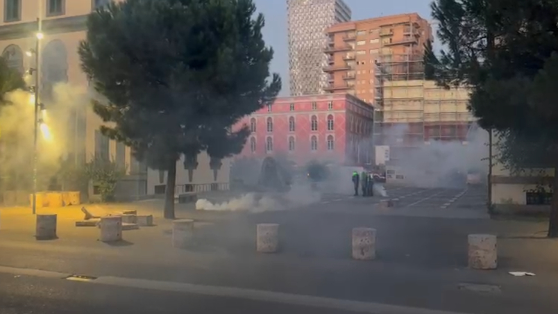 tensionohet-situata-ne-protesten-prane-qendres-policia-hedh-gaz-lotsjelles-sulmohet-me-molotov-ministria-e-brendshme