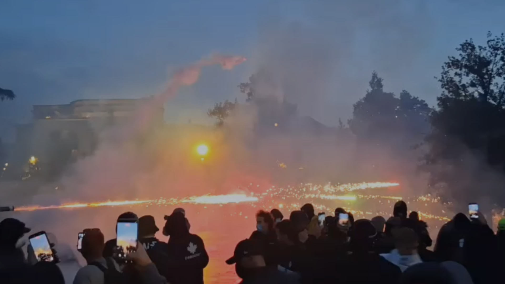 Protestuesit “lumë” fishekzjarrësh në drejtim të policisë, efektivët i kundërpërgjigjen me gaz lotsjellës