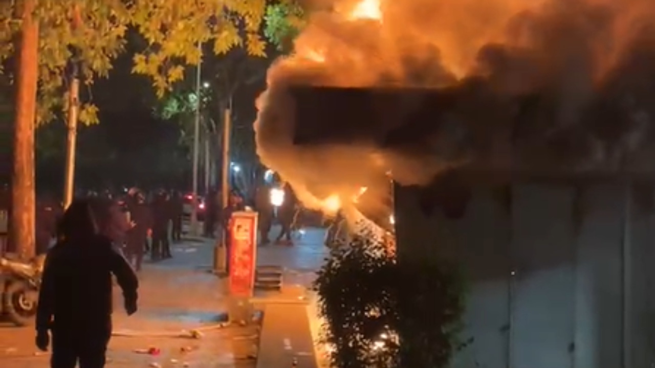 video-lajm-protestuesit-i-vene-flaken-nje-tjeter-kioske-ne-zonen-e-taivanit
