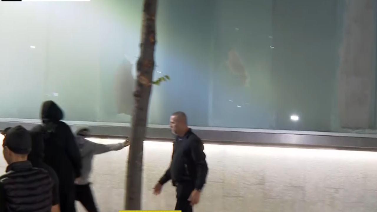 LAJMI I FUNDIT  Protestuesit thyejnë xhamat e qendrës tregtare pranë Kalasë së Tiranës  thyhen xhamat e godinës  ndërhyn policia
