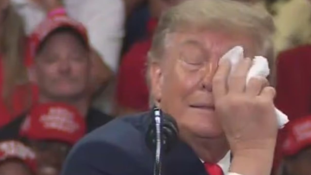 Video/ Momenti i pazakontë në tubimin elektoral të Trump, presidenti ndalon fjalimin për shkak të syrit: Do thonë që jam shumë i sëmurë