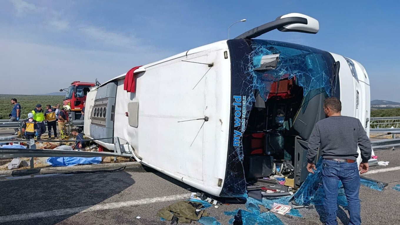 Aksident në Turqi  11 të vdekur dhe 27 të plagosur pas përplasjes së autobusit turistik me kamionin