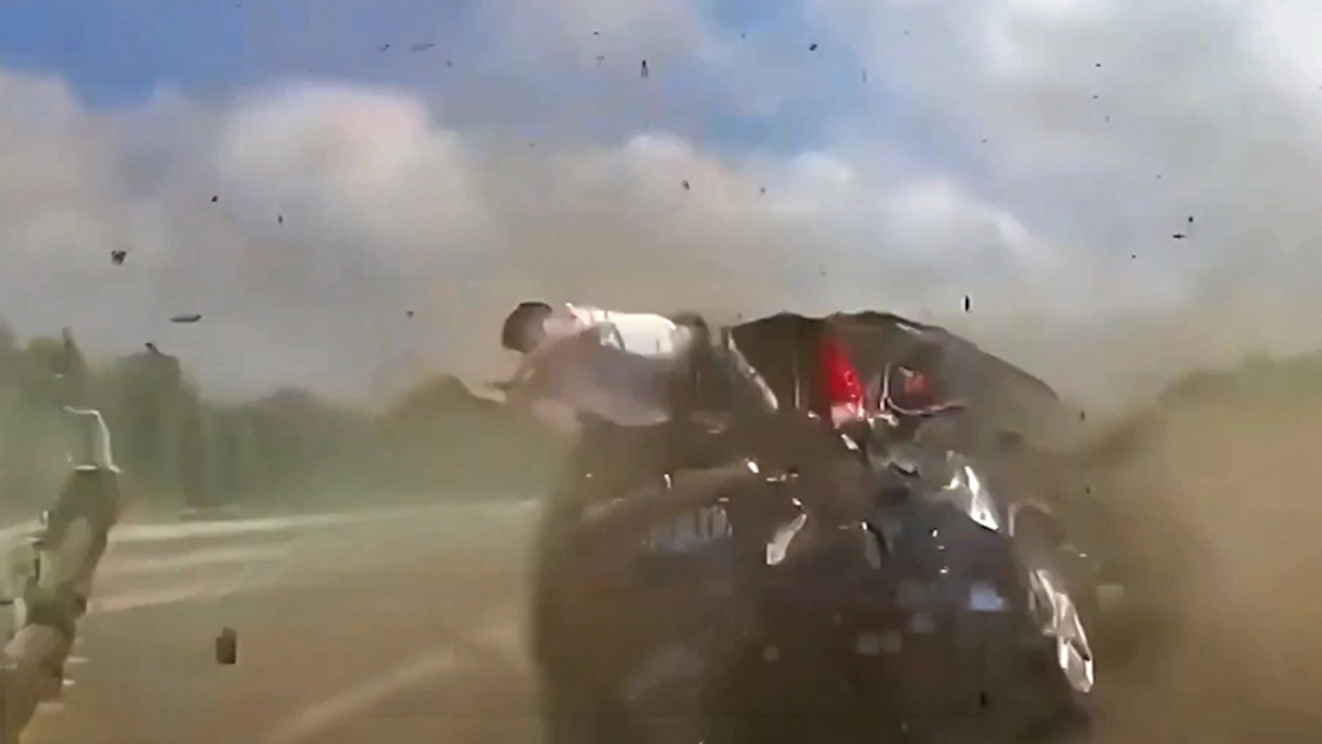 VIDEO/ Aksident i frikshëm në Kinë, nëna dhe fëmija hidhen nga dritarja pasi makina e tyre u përplas me barrierat anësore, shpëtojnë mrekullisht