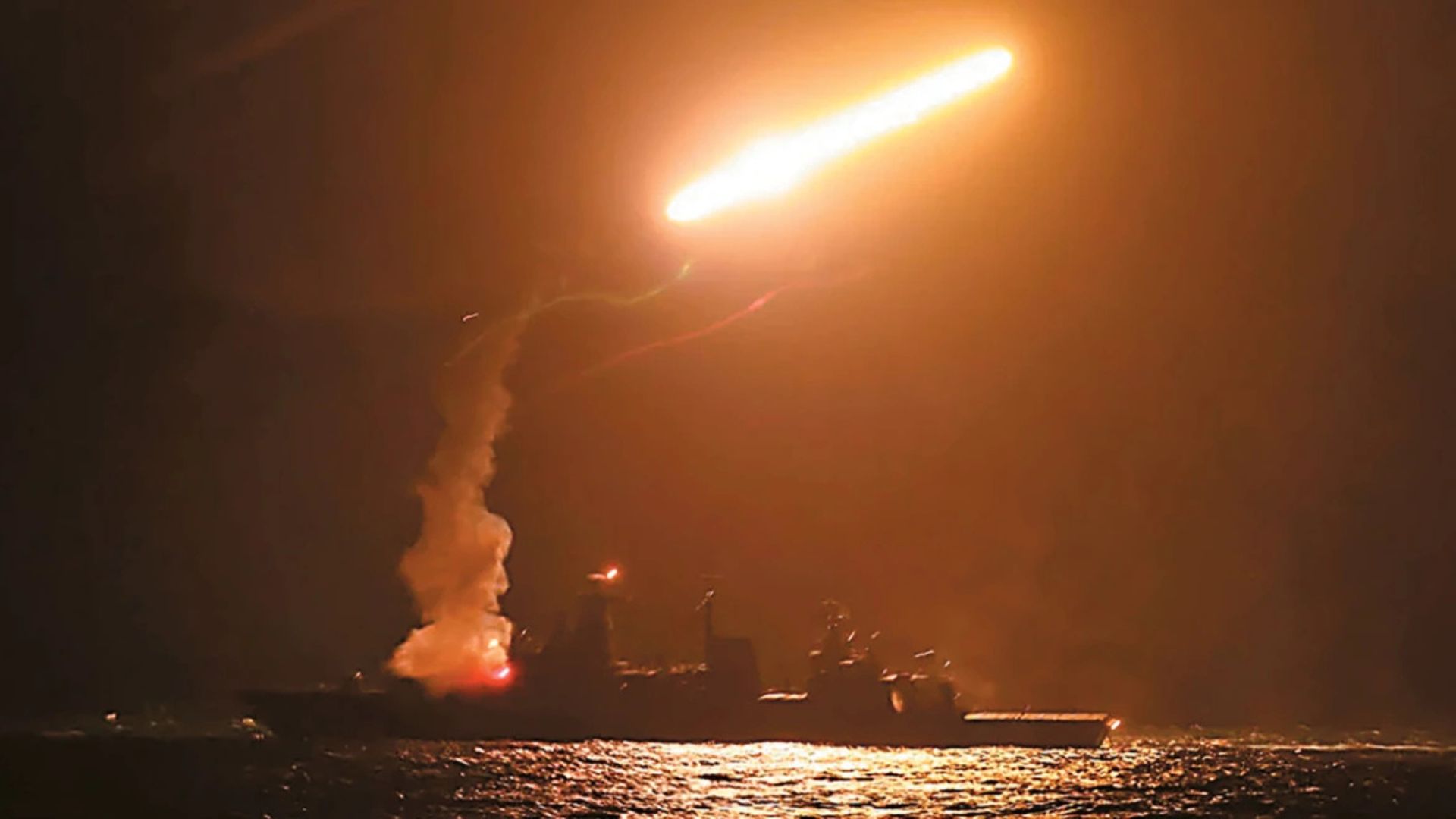 Tensionet në Ngushticën e Hormuzit  dy anije mallrash goditen nga disa raketa balistike  nuk raportohet për viktima
