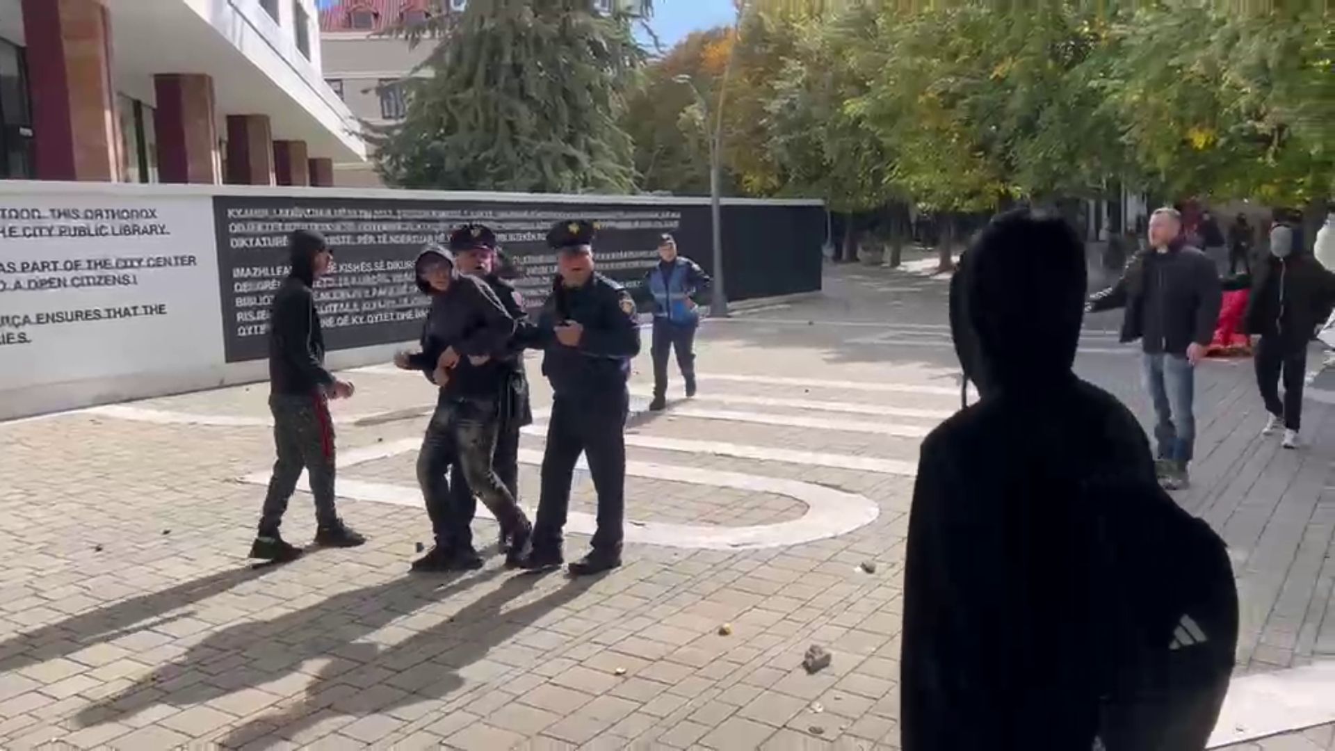 Tensionohet situata në Korçë, policia nis shoqërimet e protestuesve, goditet me gurë shefi i komisariatit të qytetit