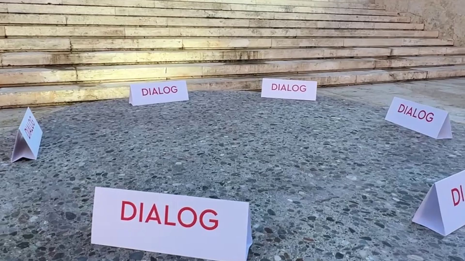 Sofra e gurtë sërish para Kryeministrisë, Rama ripërsërit ftesën për dialog për protestuesit