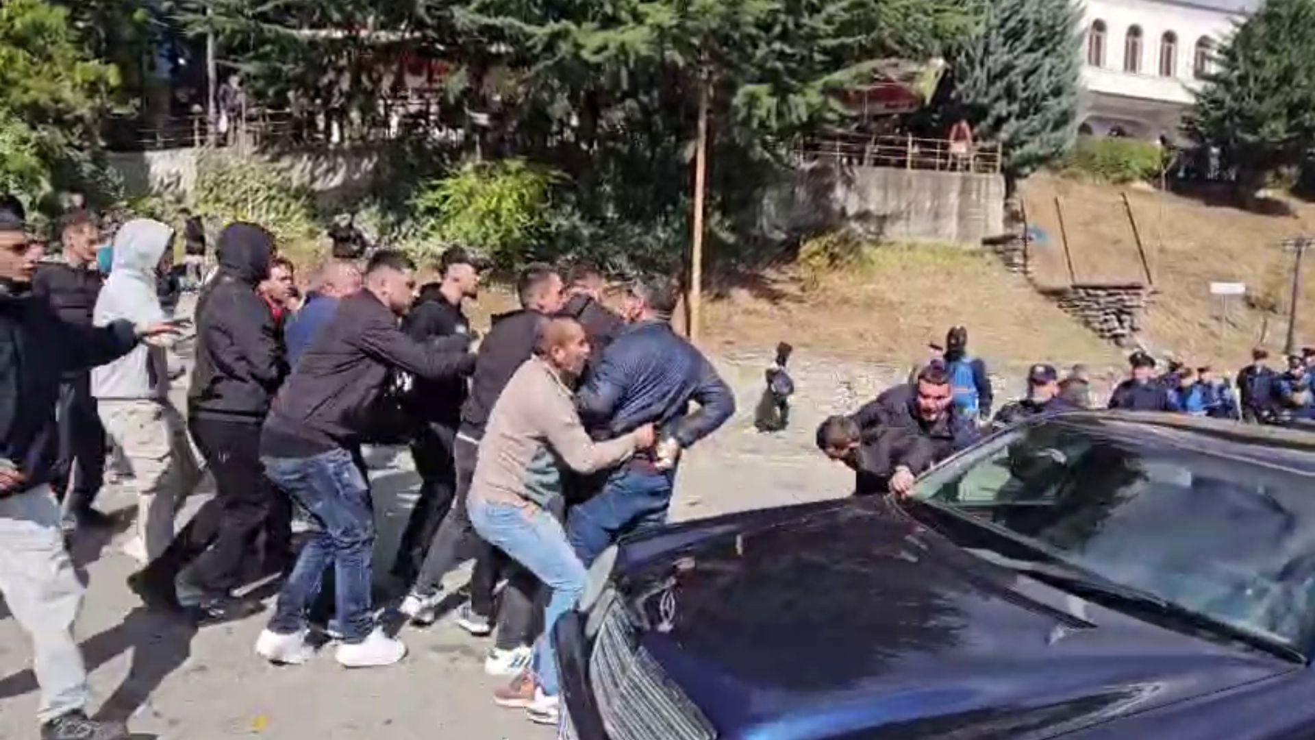 Dibra i bashkohet protestave/ Goditet makina e policisë, shoqërohen me forcë disa të rinj