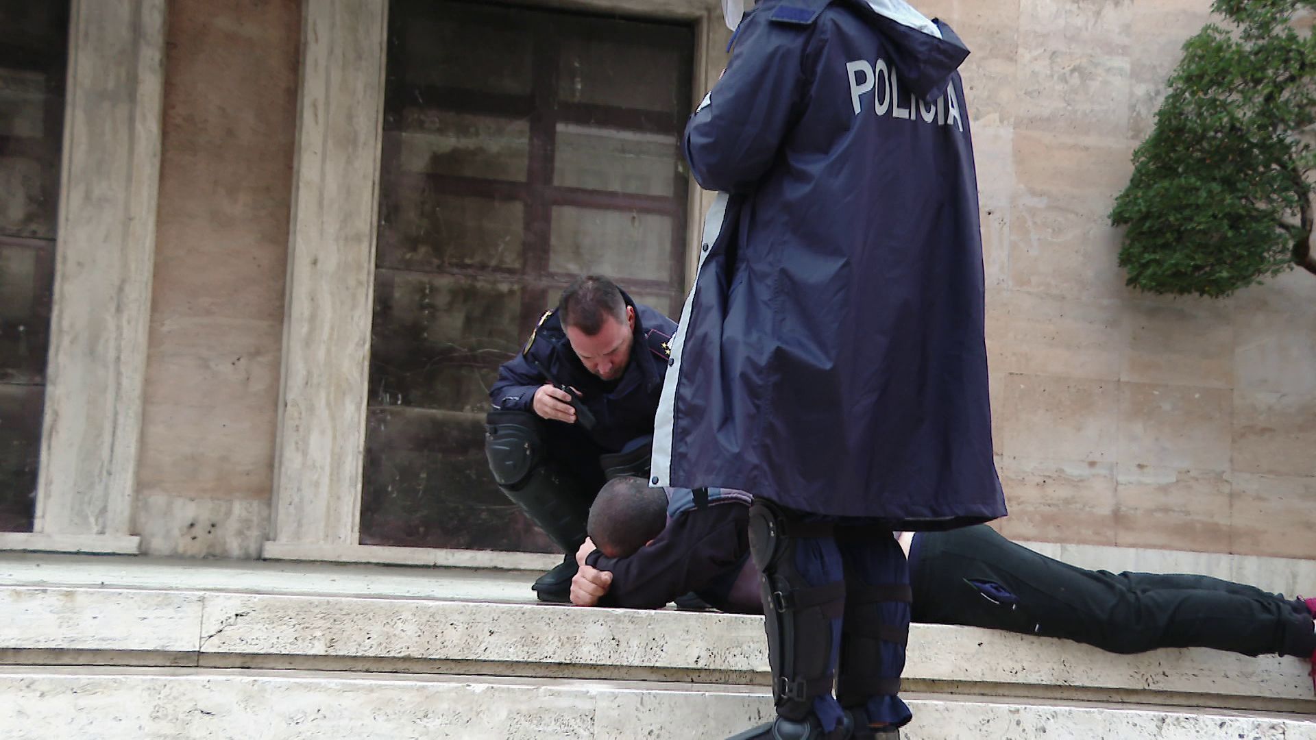 Tension mes protestuesve para Kryeministrisë  njëri akuzohet si  patronazhist  dhe qëndron i shtrirë te shkallët e godinës