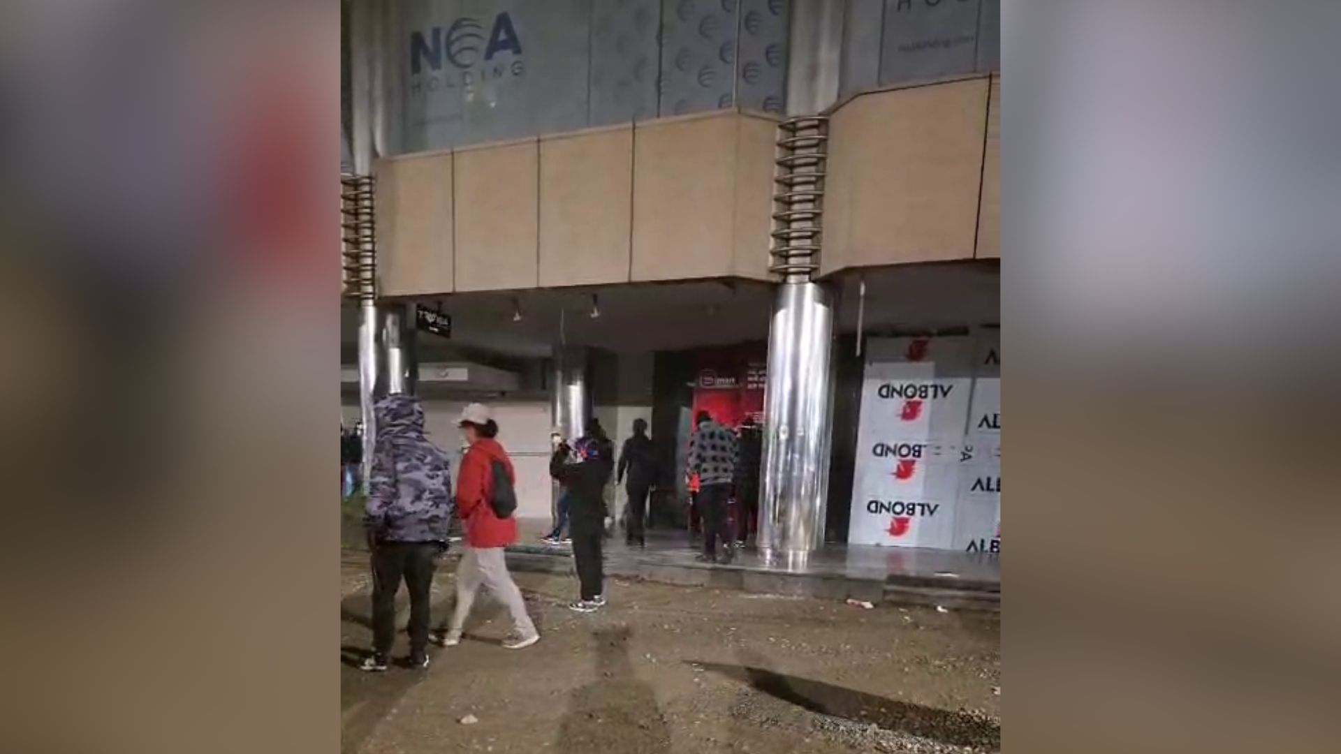 Vijojnë përplasjet pranë Kryeministrisë  Protestuesit thyejnë pllakat metalike të bizneseve  hapin me forcë një bankë të nivelit të dytë