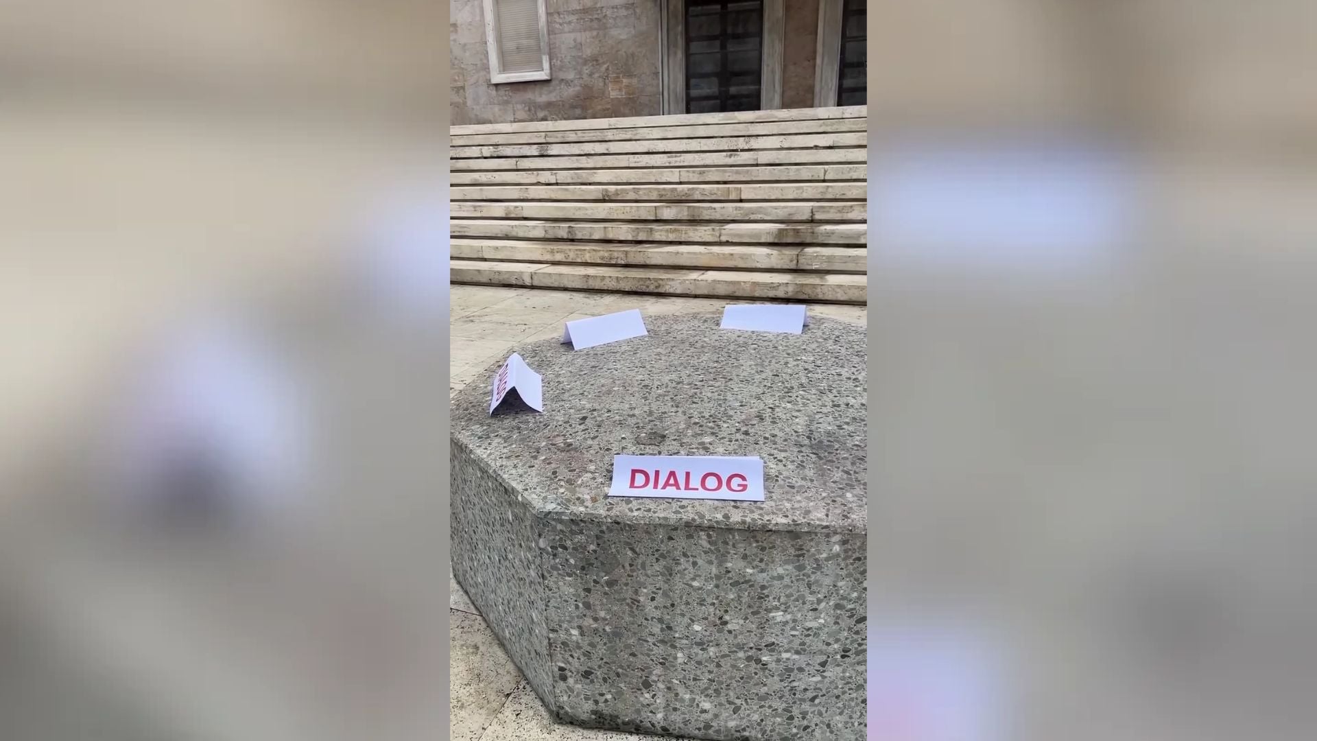 Rama përsërit ftesën për dialog me studentët  vendos tavolinën prej guri para Kryeministrisë pas karrigeve të djegura nga protestuesit