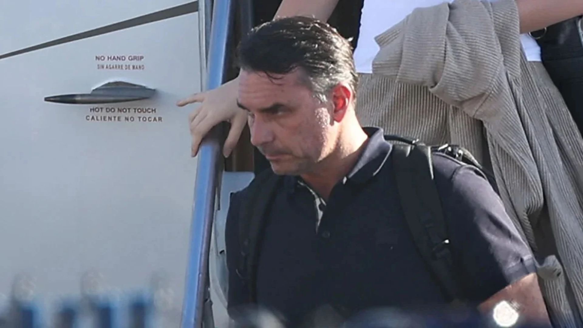 u-largova-per-t-i-shpetuar-persekutimit-flavio-bolsonaro-zbulon-se-si-u-arratis-nga-brazili-pas-humbjes-ne-zgjedhje-tregon-edhe-biseden-me-te-atin