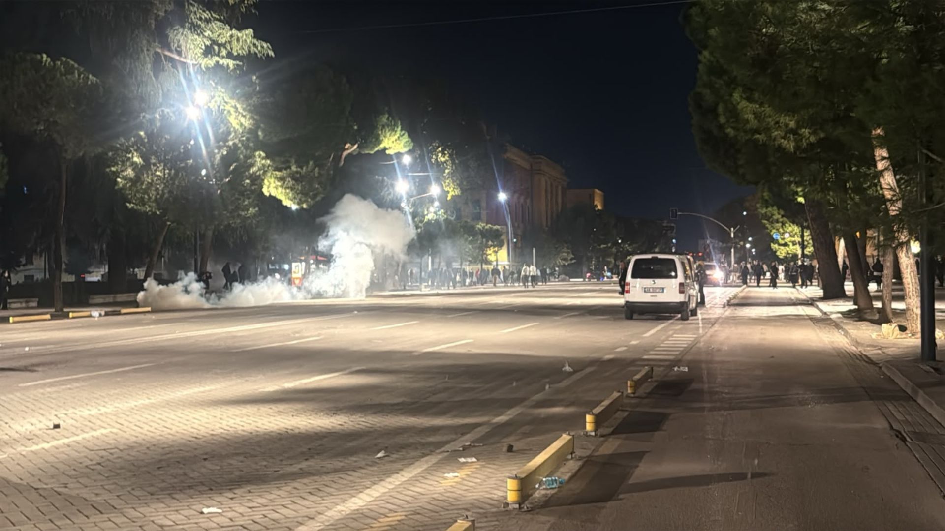 protestuesit-zhvendosen-te-parku-rinia-policia-i-ndjek-hap-pas-hapi-hedh-uje-dhe-gaz-lotsjelles-drejt-tyre