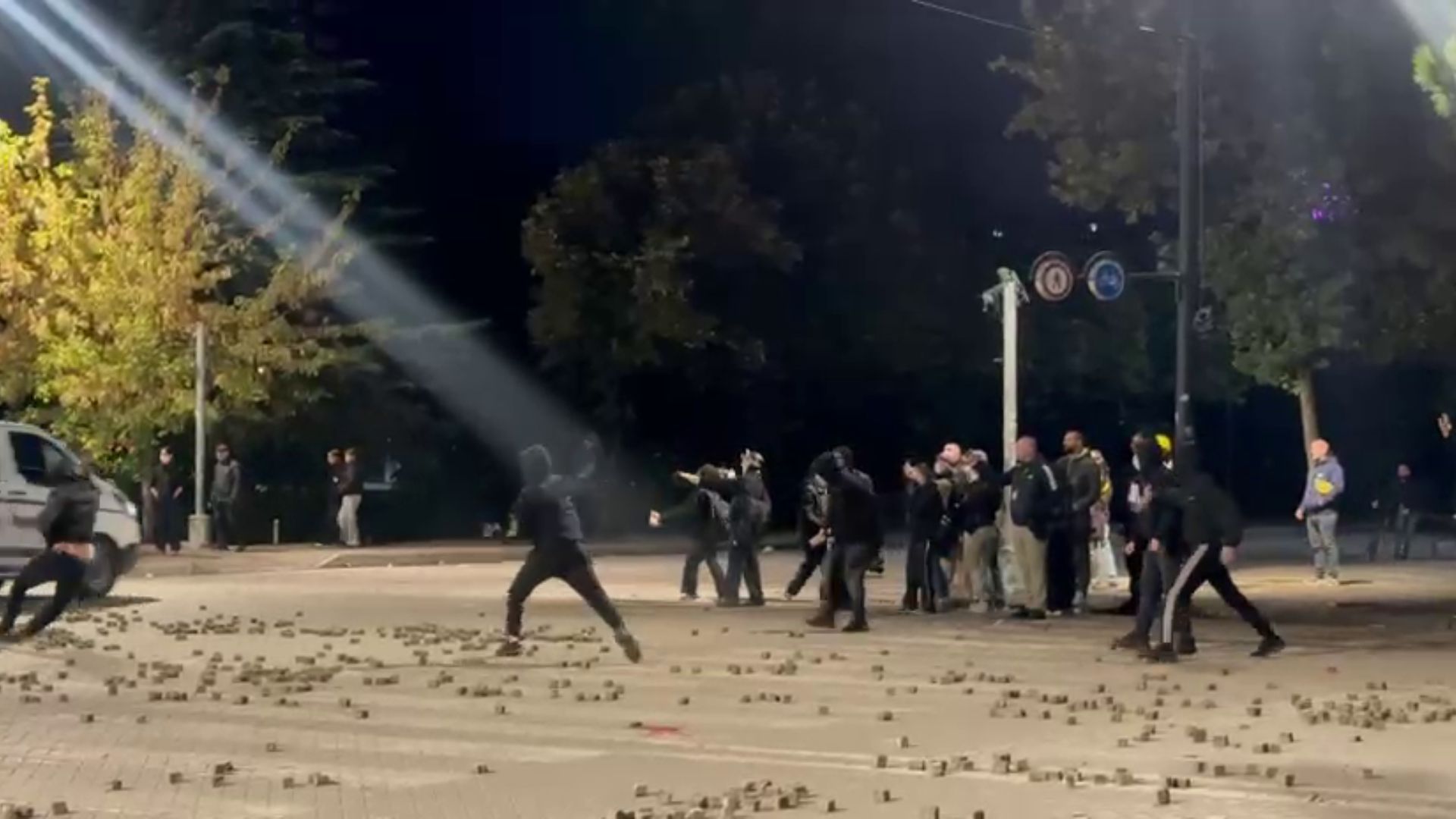 Tensione te zona pranë ish-hotel Dajtit, protestuesit godasin me gurë automjetet e policisë që kalojnë