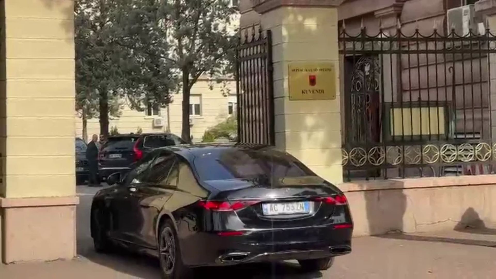 Foto nga burimi: Sot mbledhja e grupit parlamentar të PS, Rama mbërrin në Kryesinë e Kuvendit