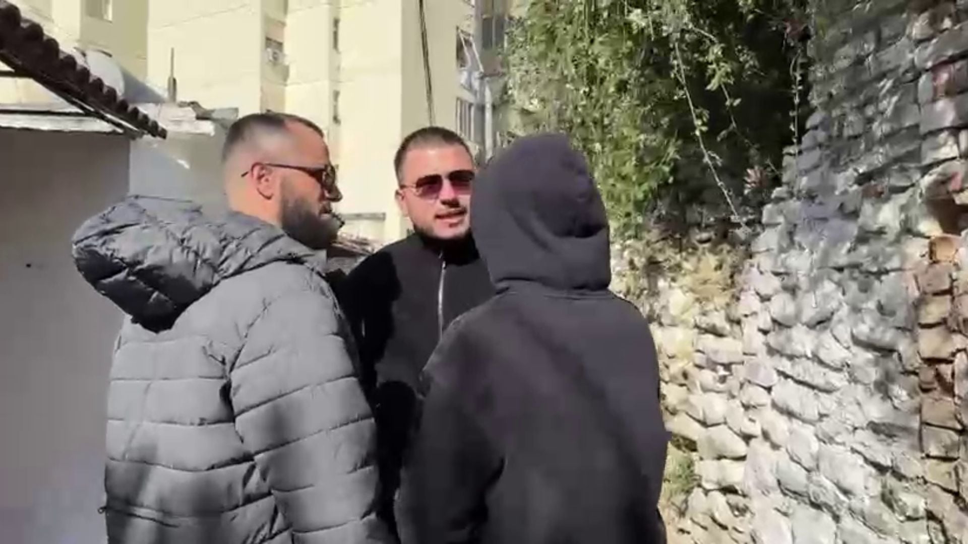 Dy policë civilë ndalojnë të miturin në Elbasan  i kërkojnë të heqë maskën dhe të identifikohet  Noka shpërndan videon