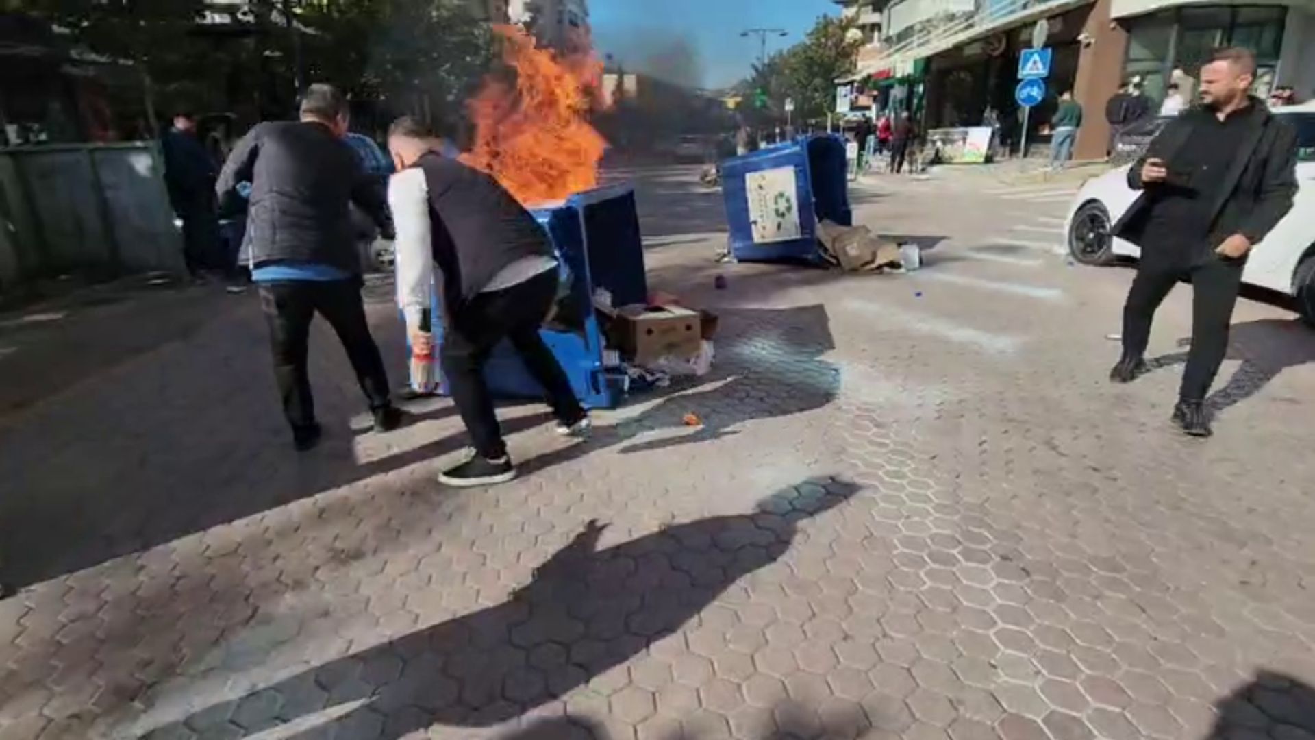Dita e dytë e protestës në Elbasan, tensionohet situata, protestuesit i vënë flakë kazanëve të mbeturinave