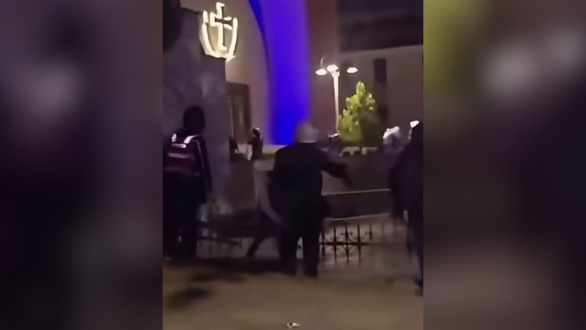 Foto nga burimi: Përplasja të Katedralja “Ngjallja e Krishtit” në Tiranë, reagon Metropoliti Anastas i Korçës: Policia të rikthehet në binarët e ligjit dhe të heqë dorë nga dhuna