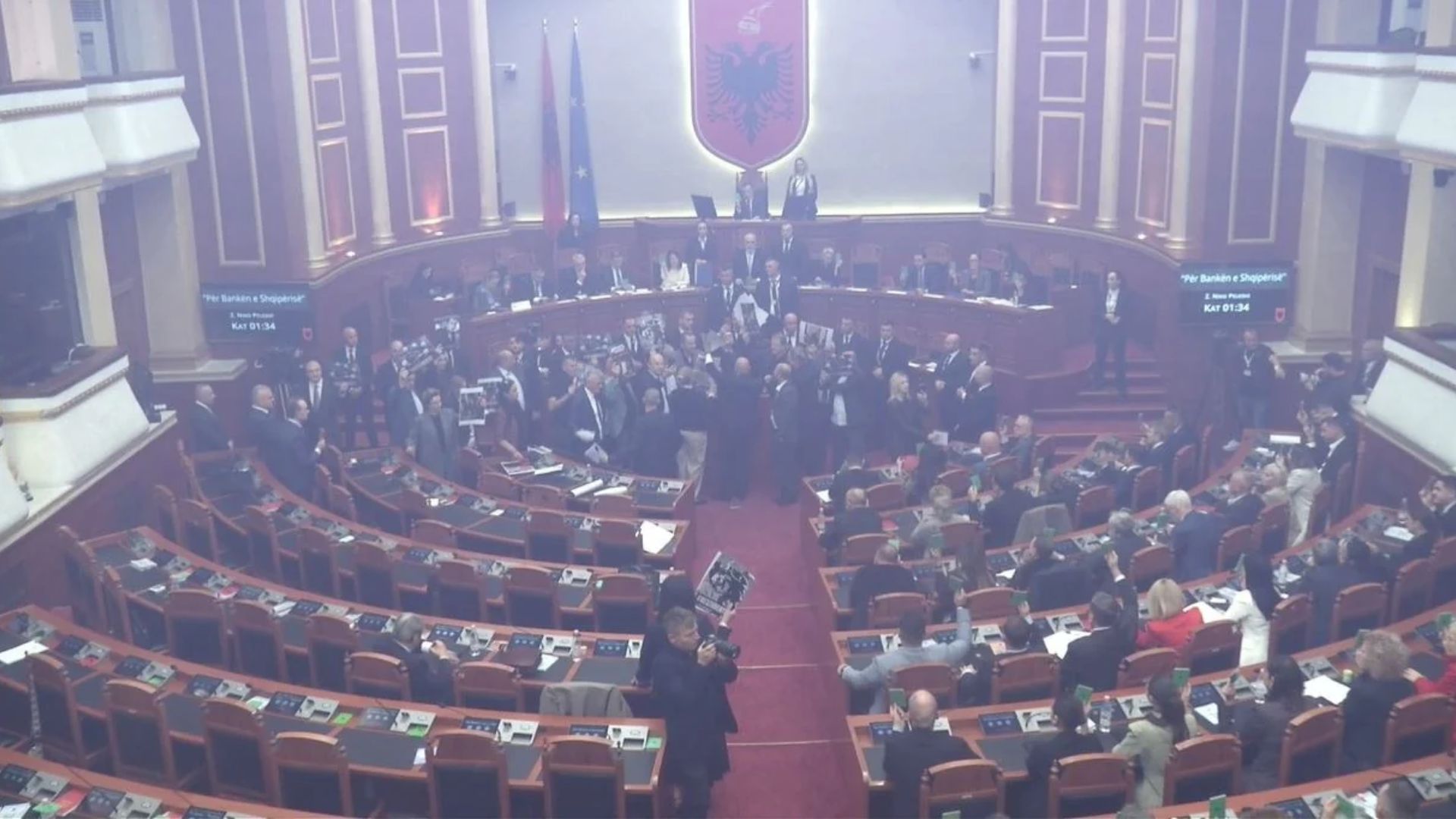 Vijojnë tensionet në Kuvend  Peleshi përjashton 4 deputetë të PD së
