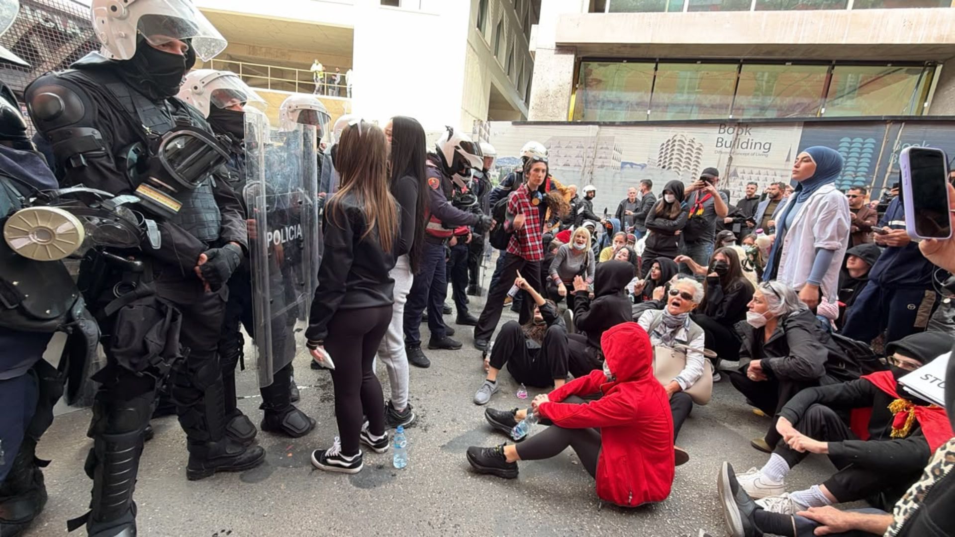 Tensione edhe te Ministria e Inftrastrukturës, protestuesit thyejnë xhamat e institucionit, disa vajza shtrihen në rrugë për të bllokuar policinë