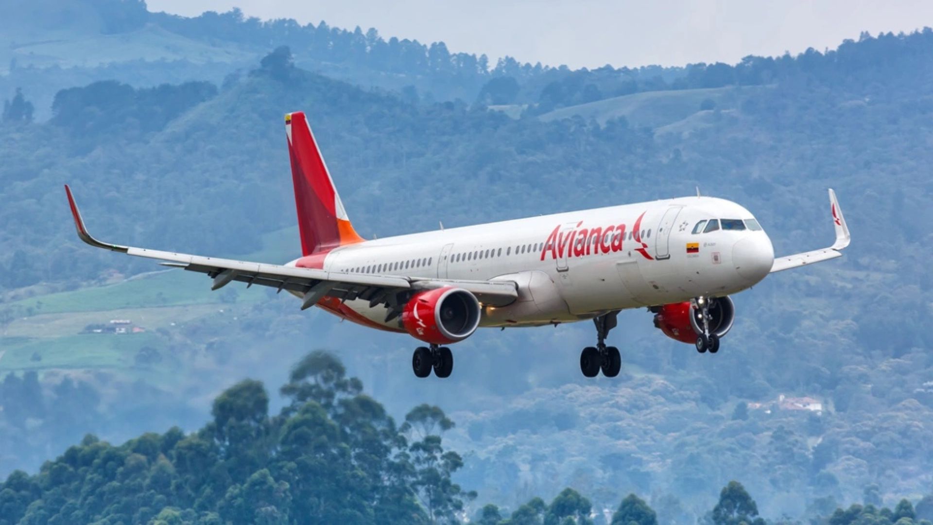 po-fluturonte-nga-kolumbia-ne-shba-avioni-ben-ulje-emergjente-per-shkak-te-turbulencave-plagosen-6-pasagjere-dhe-3-pjesetare-te-ekuipazhit
