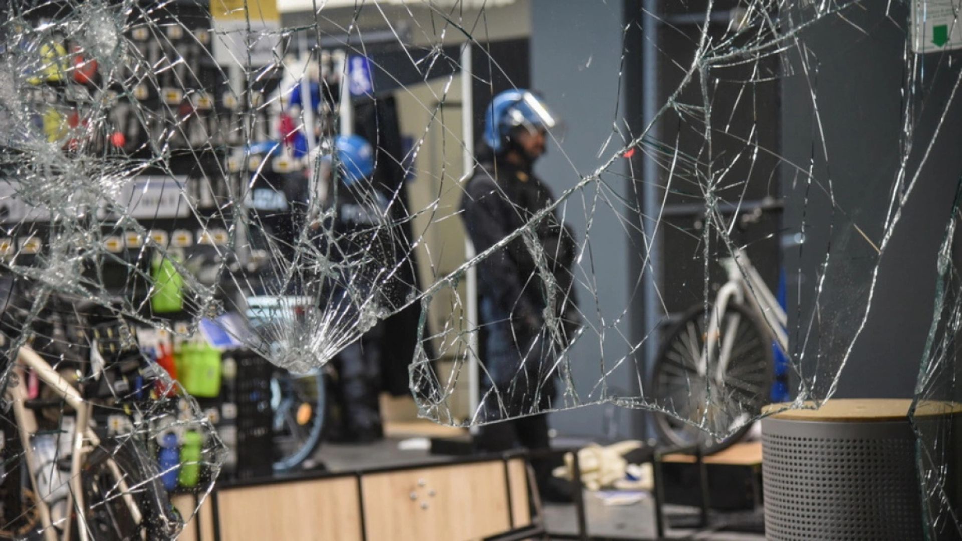 Protestat masive në Itali  160 arrestime për 4 orë në Milano  thyerje dyqanesh e plaçkitje në të gjithë qytetin