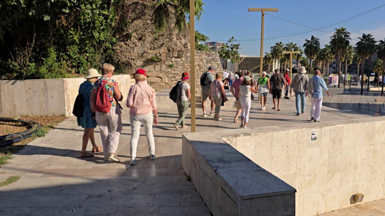 Turistët e tetorit në Durrës  qyteti bregdetar mbetet preferenca e të huajve që vijnë në Shqipëri  Duket vend dinamik