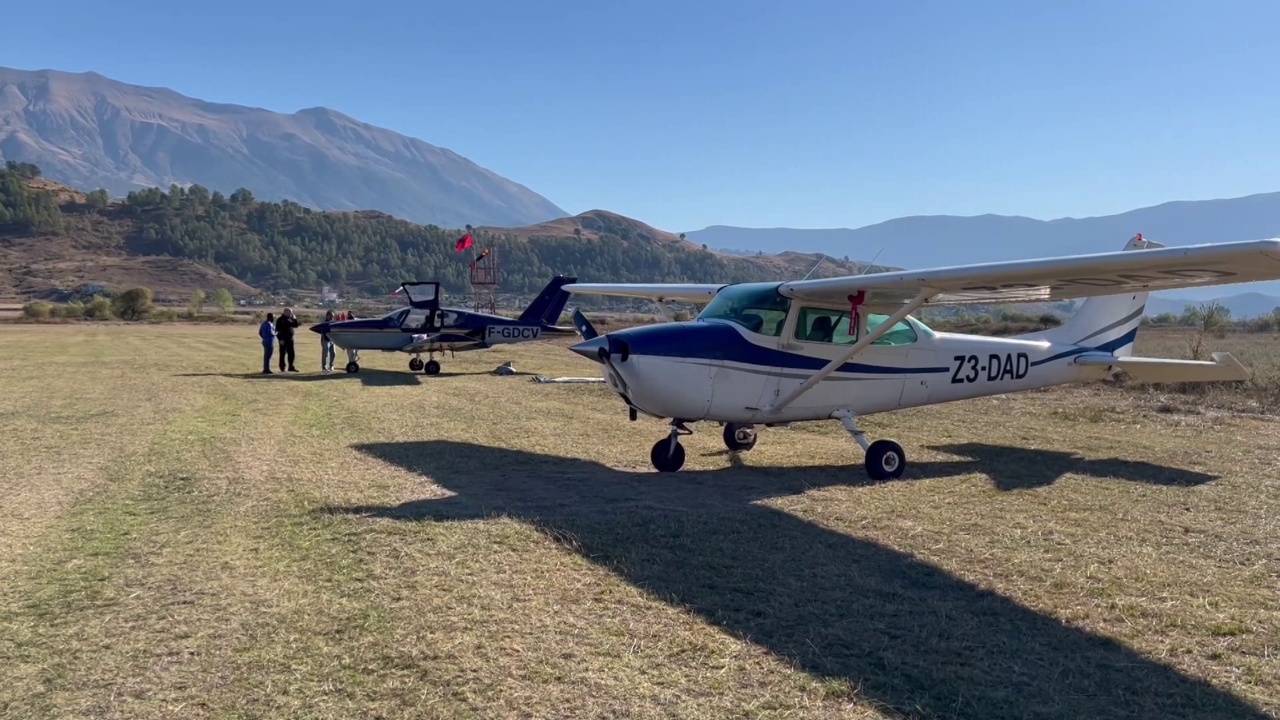 Gjirokastër  12 avionë nga Europa  Turizmi ajror  mbërrijnë vizitorë nga Italia  Greqia dhe Maqedonia e Veriut