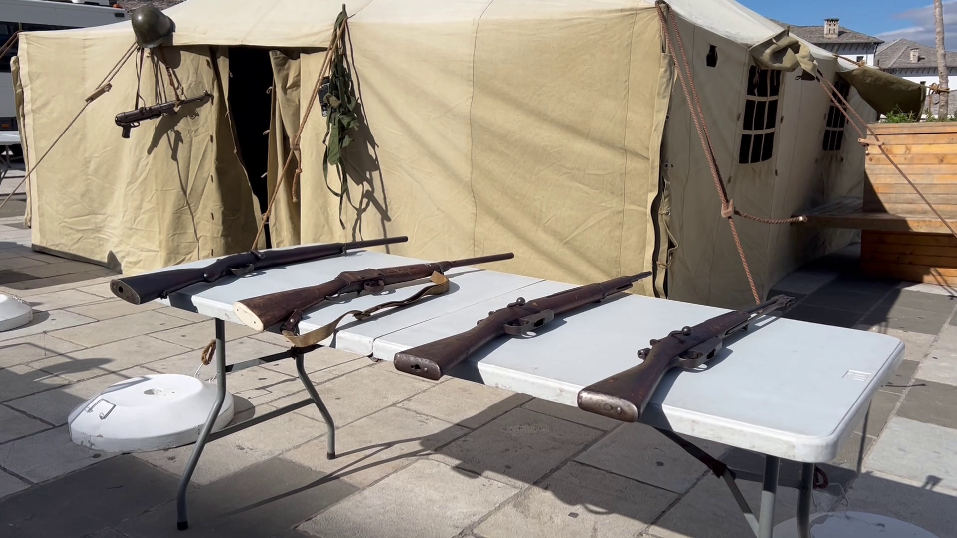 Foto nga burimi: Armët historike në Gjirokastër, muzeu i Forcave të Armatosura çel ekspozitën me armë relike në sheshin e qytetit