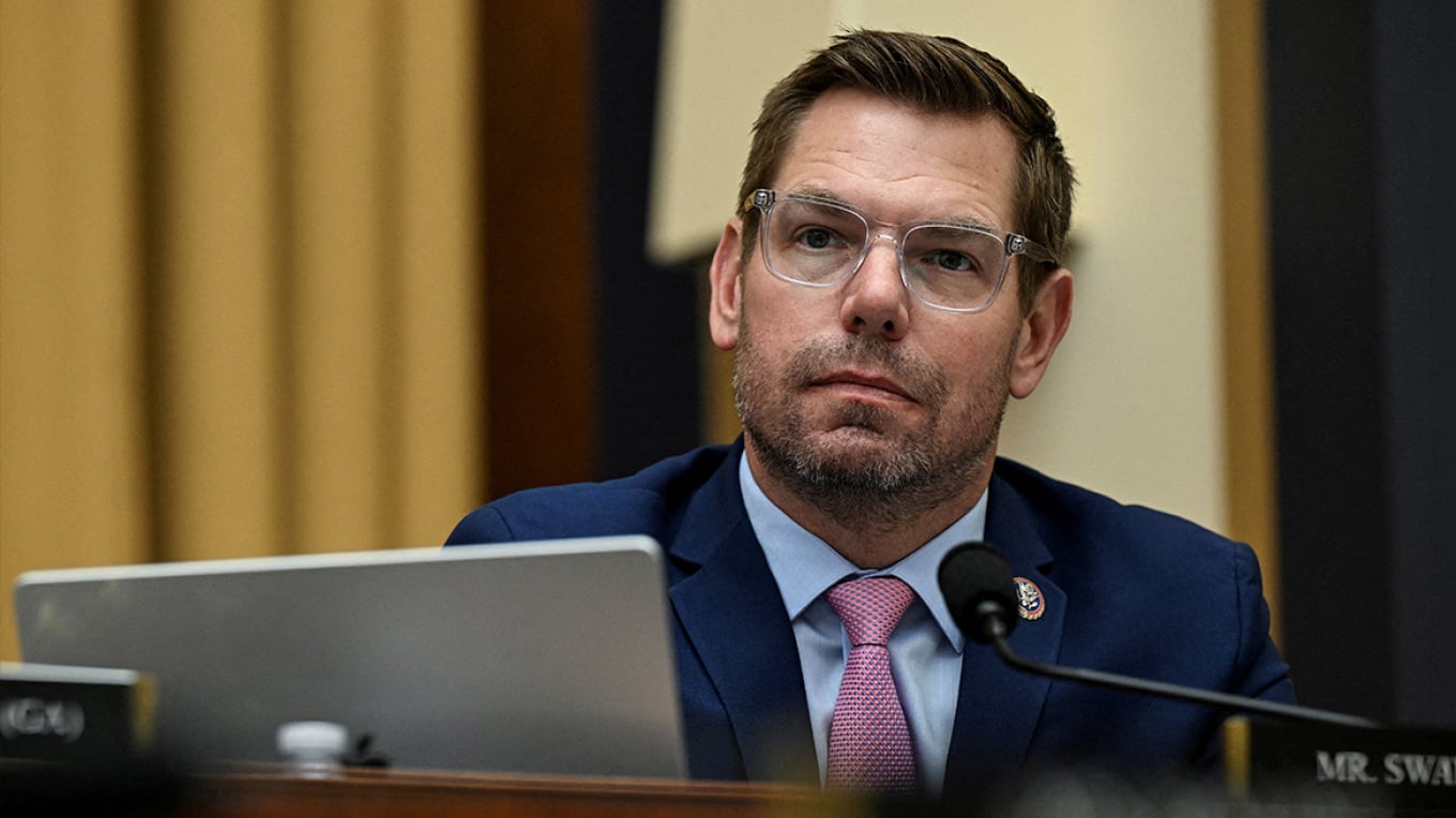 Foto nga burimi: Hetimi ndaj ish-kongresmenit amerikan Eric Swalwell i akuzuar për ngacmim seksuale, agjentët e FBI-së bastisin një banesë në Kaliforni