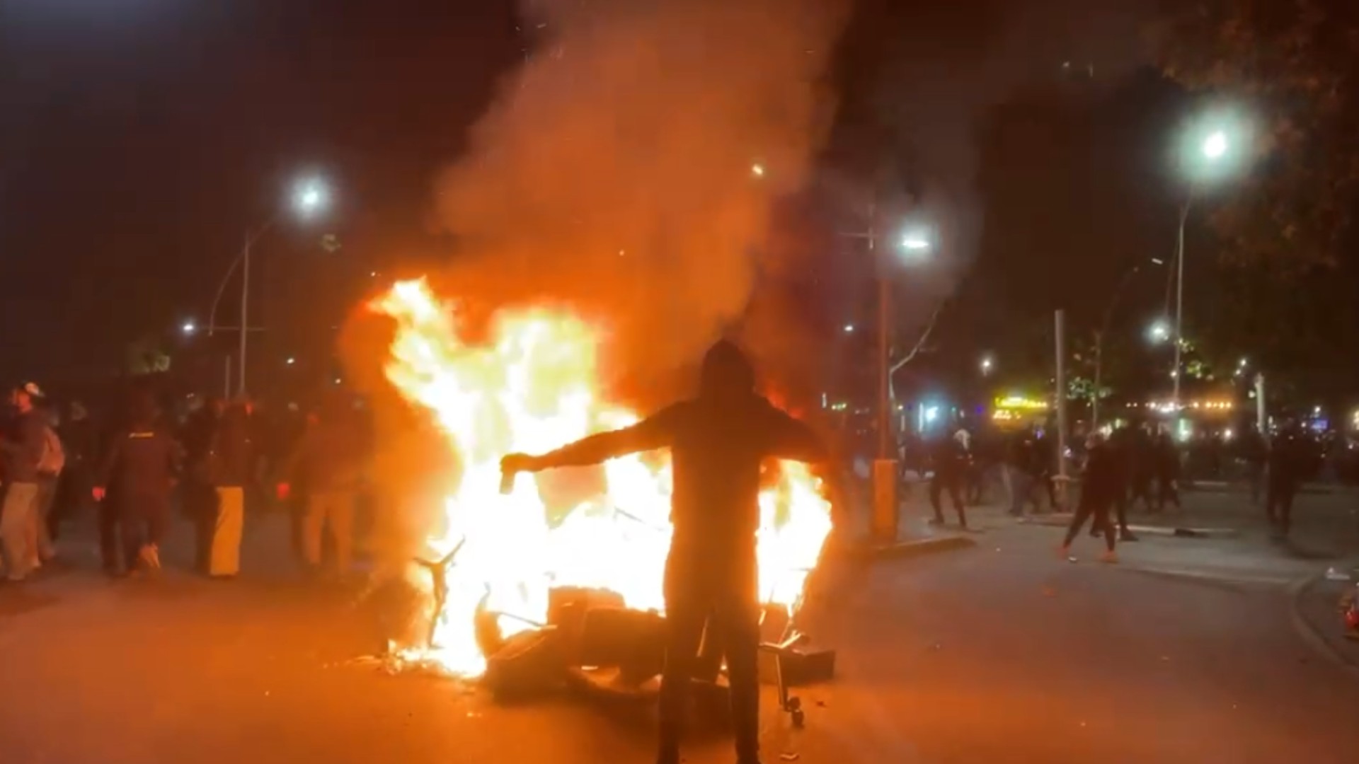 Për të dytën ditë radhazi  protestuesit thyejnë të njëjtën bankë te Ushtari i Panjohur  nxjerrin karriget dhe u vënë flakën në kryqëzim