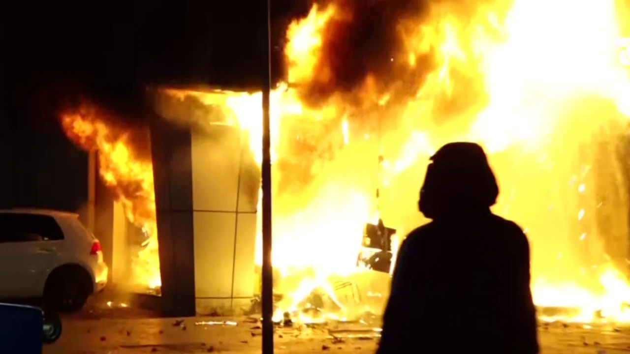 Foto nga burimi: Protestuesit i vunë flakën Gjykatës së Lartë dhe Apelit, Shoqata e Gjyqtarëve: Akte të papranueshme, dobësojnë mbrojtjen e lirive dhe të drejtave kushtetuese