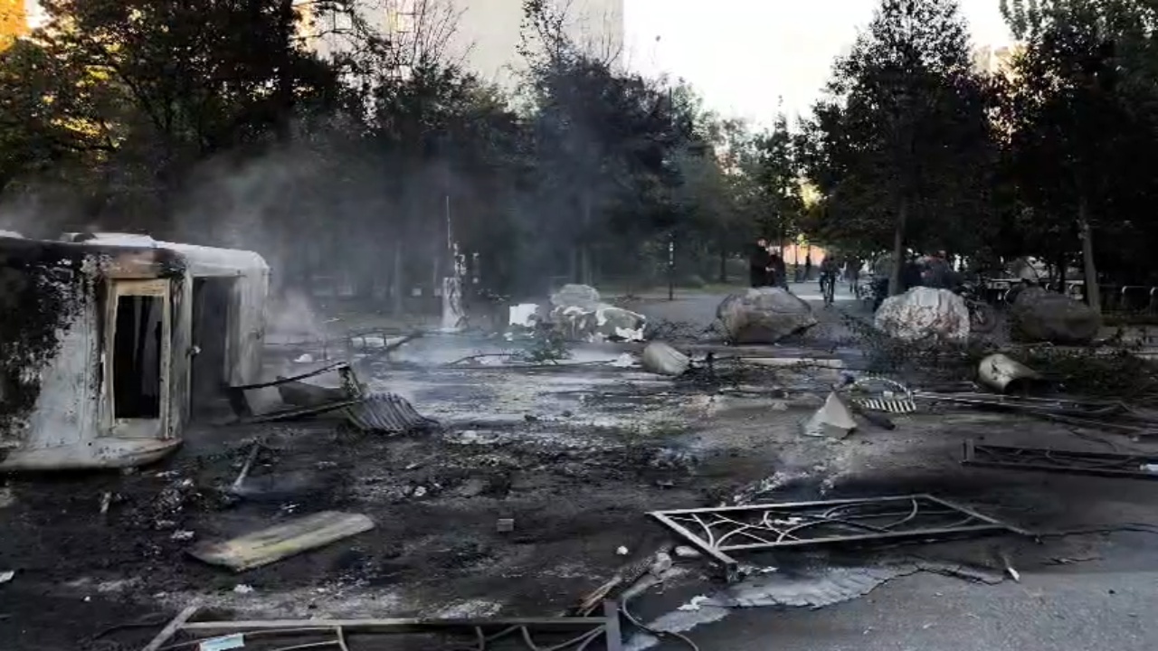 Zjarrfikësit shuajnë zjarrin e madh në qendër të Tiranës, çfarë mbeti pas kaosit. Nuk kursehen as semaforët